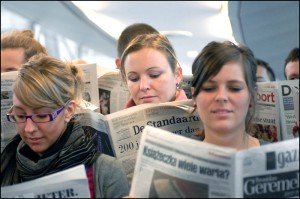 mulheres-lendo-jornais